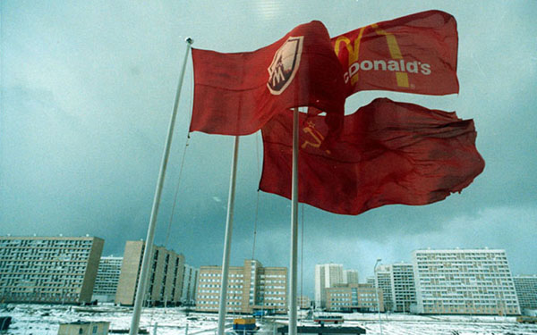 first-mcdonald-restaurant-opens-soviet-union-moscow-russia